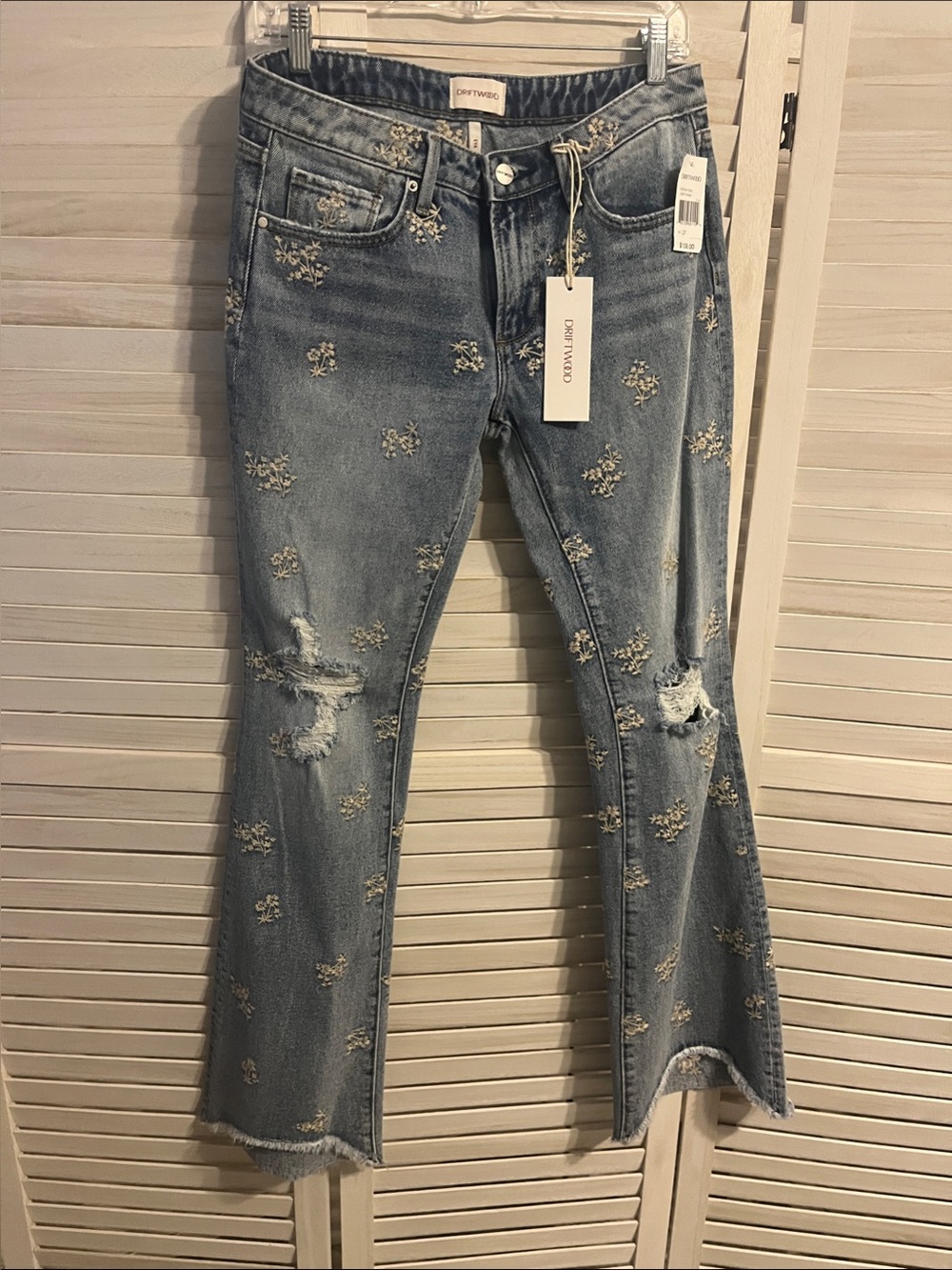 Driftwood Embroidered Distressed Jeans - Driftwood - Light Blue NWT Size 27x33